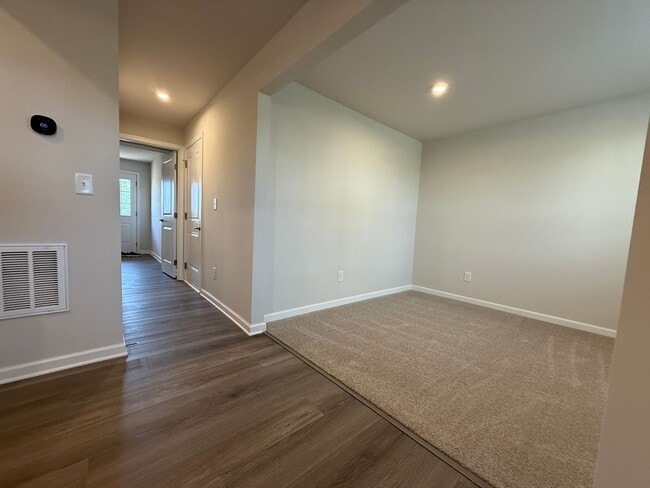Building Photo - Brand New Townhome!!