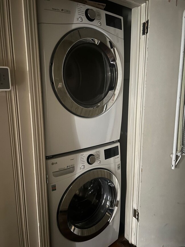 Building Photo - 3 bed/2 bath