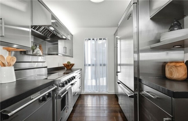 Building Photo - 5226 Marina Pacifica Dr S