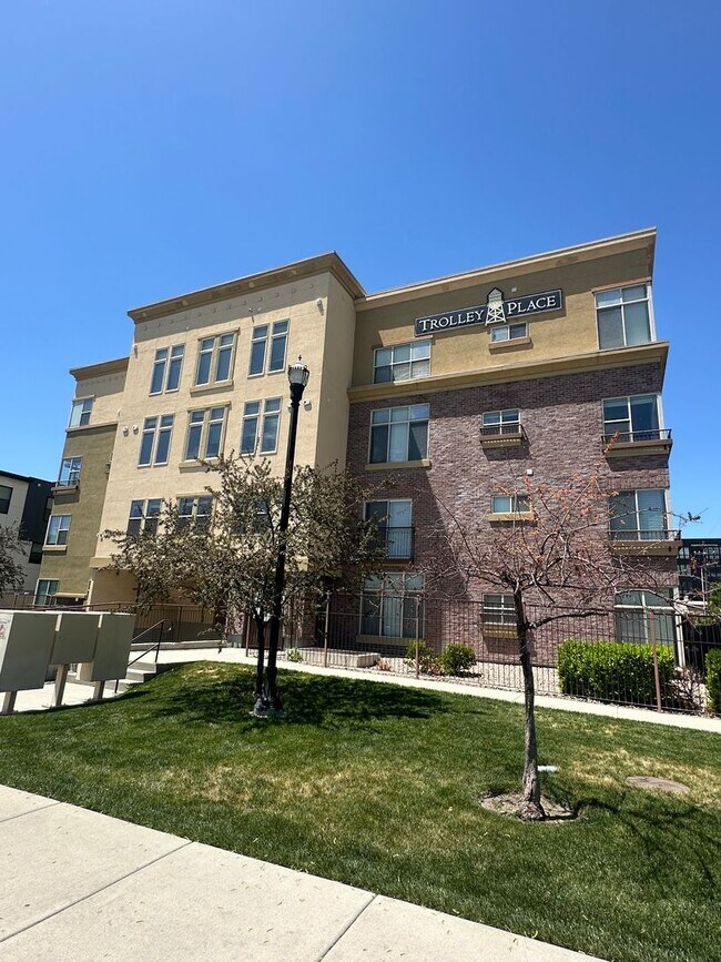 Building Photo - GORGEOUS Downtown Unit!!!