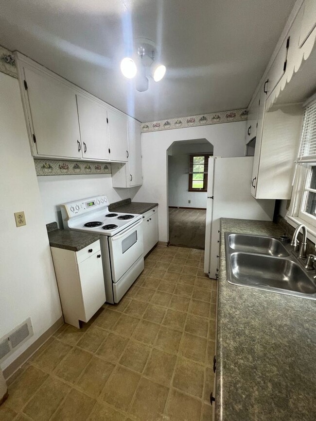 Building Photo - 2 Bedroom 1 Bath Single Family Home Available!