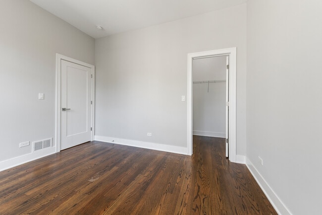 Building Photo - 1472 W Summerdale Ave