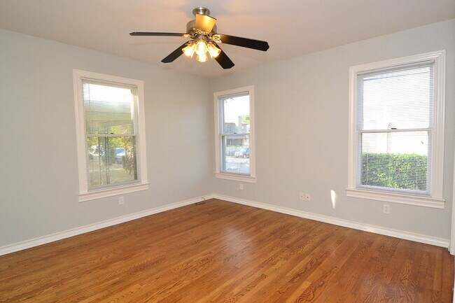 Building Photo - 2 Bedroom off Lake Austin Blvd!