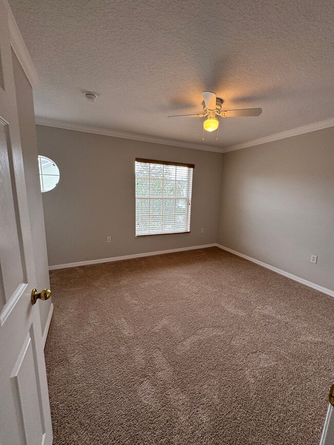 Building Photo - Avalon Park Town Center Townhome: 3 Bedroo...