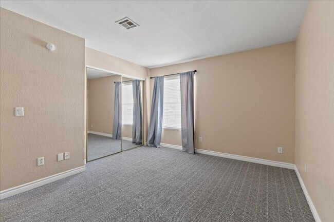 Building Photo - Beautiful 1 Bedroom 1 Bath Condo - Move In...
