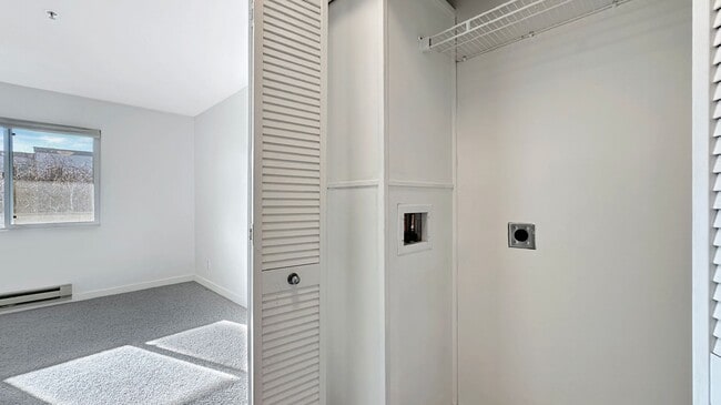 Building Photo - Sweet 1/1 condo with tons of amenities and a great location in Emeryville!