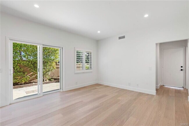 Building Photo - 2750 Point Del Mar