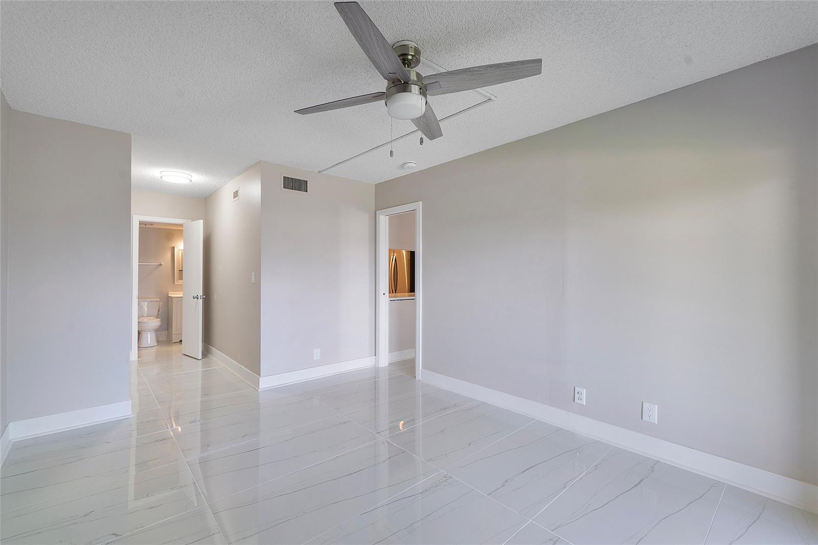 Building Photo - 4013 N Ocean Dr