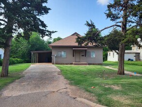 Building Photo - 2 bedroom 1 bathroom house in Downtown Edmond with central heat and air and washer/dryer hookup