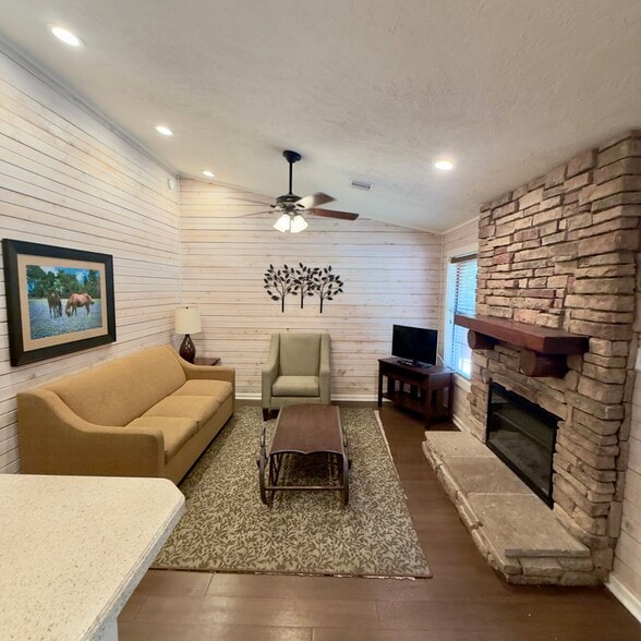 Building Photo - 8680 Piney Shores Dr