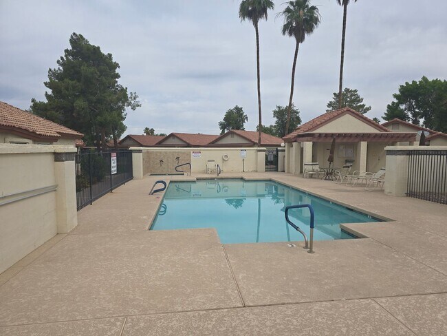 Building Photo - 1120 N Val Vista Dr
