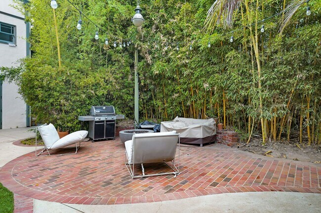 Building Photo - Spanish Style Venice Bungalow