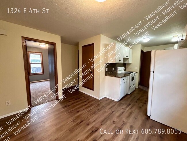 Building Photo - 1324 E 4th St