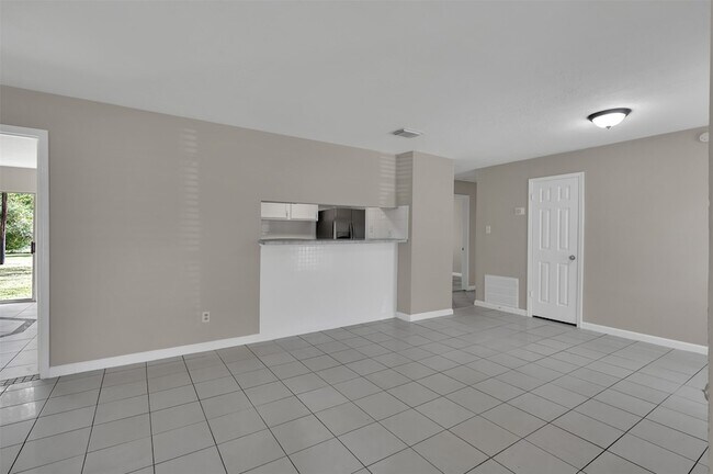Building Photo - 1018 Surrey Ct