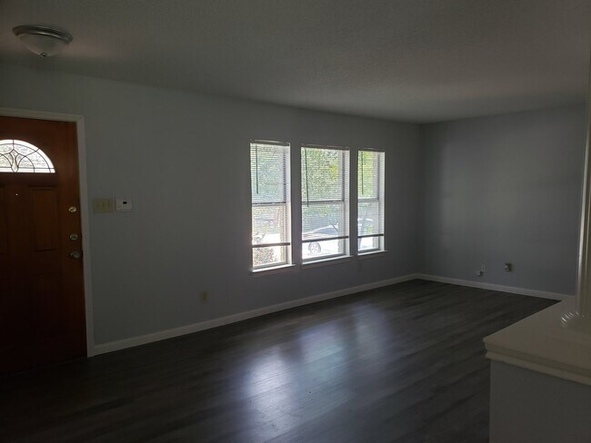 Building Photo - 425 Twin Point Creek