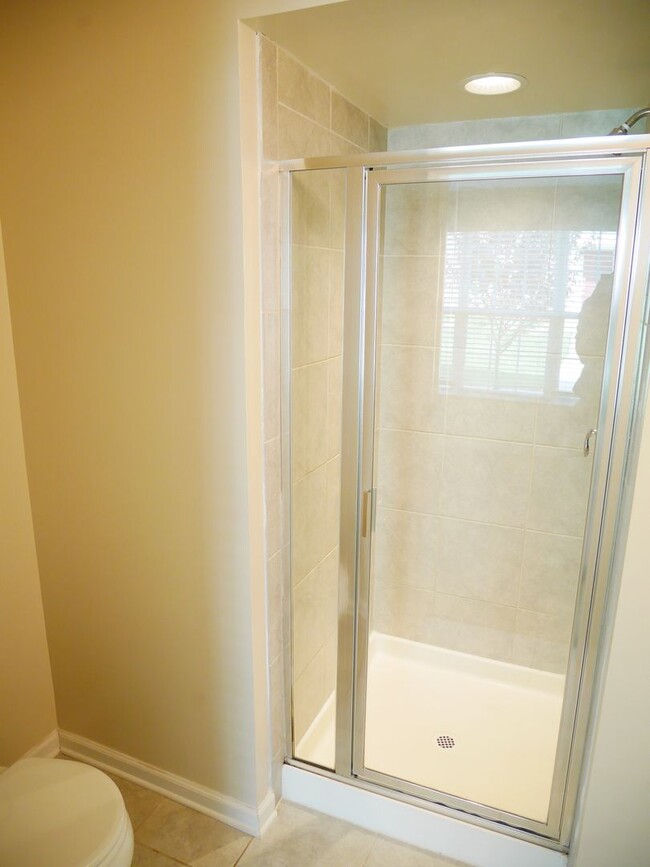 Building Photo - Stunning 3 Bedroom End Unit Townhome