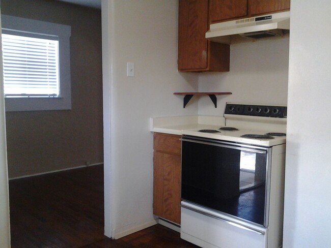 Building Photo - Cute 2 BR 1 BA Home in Midtown!