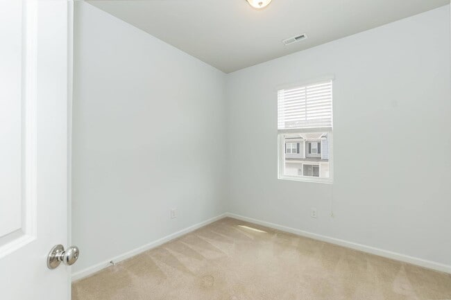 Building Photo - Three Bedroom Home!