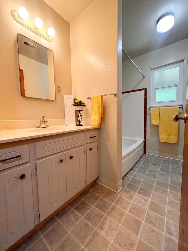 Building Photo - 3 Bedroom Home with a Backyard!!