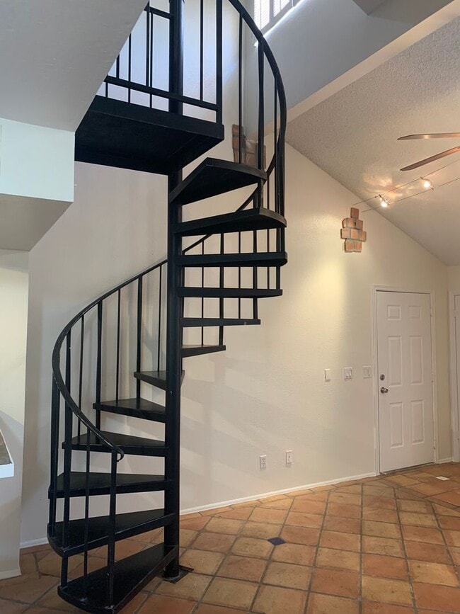 Building Photo - Excellent 1 bedroom w/ loft
