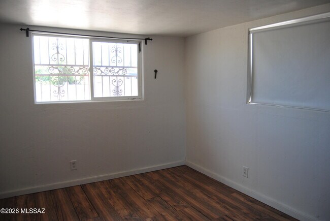 Building Photo - 859 W Kelso St
