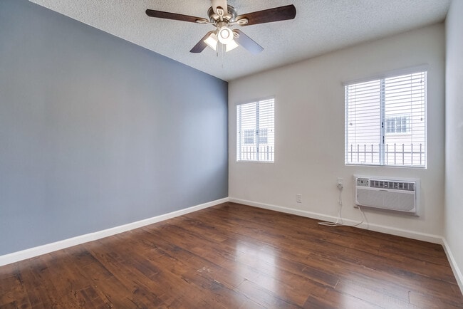 Building Photo - Classic Courtyard Building on Venice Blvd – Secure, Convenient, Pet-Friendly