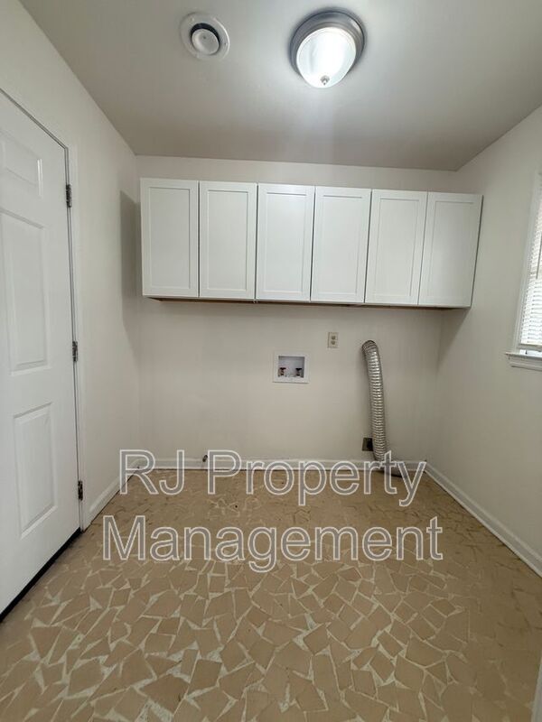 Building Photo - 5512 Cottonwood Rd