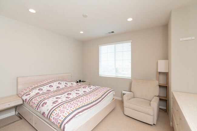 Building Photo - 3 Bedroom Townhome in the Veridian Community of Del Sur