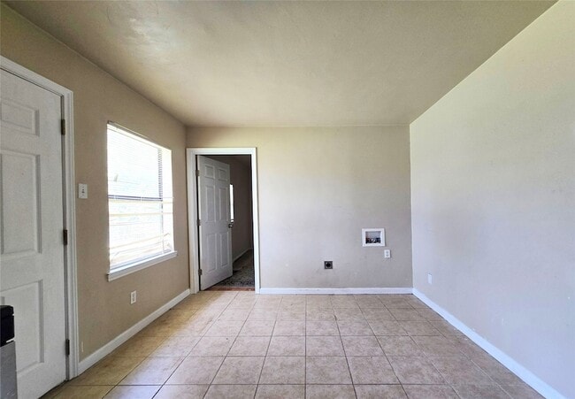 Building Photo - 12121 Hoblitzelle Dr