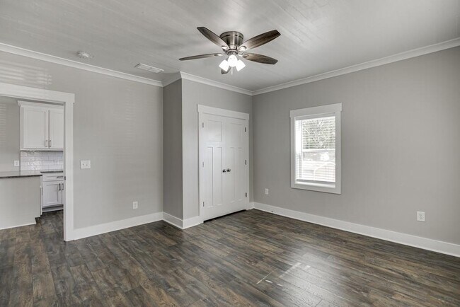 Building Photo - 4615 S Lee St