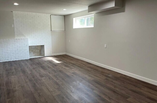 Building Photo - Spacious 4 bd 2.5 ba Beacon Hill Home with Private Yard