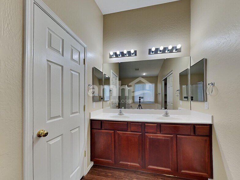 Building Photo - 8213 S 51st Dr