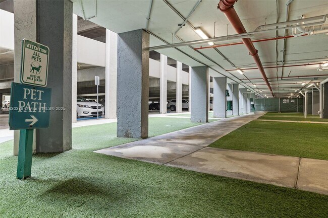 Building Photo - 540 Brickell Key Dr