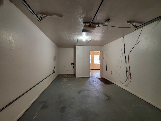 Building Photo - 3 Bed brick home in Tecumseh