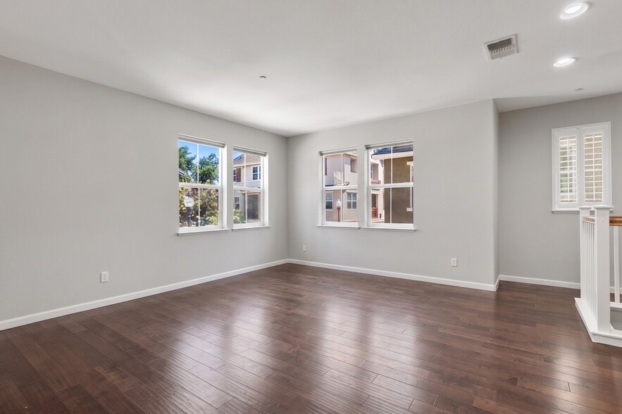 Building Photo - 1271 Westbury Dr