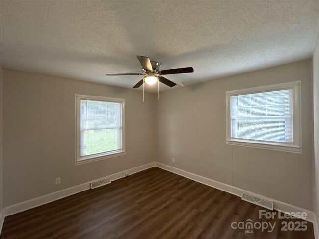 Building Photo - 3847 Whitehall Dr