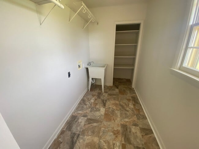 Building Photo - 3bed/2bath home on a HUGE FENCED LOT!!!!!!!!