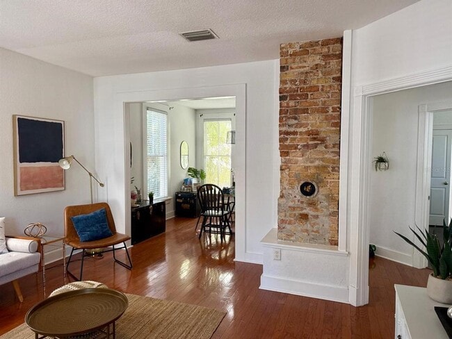 Building Photo - 910 SE 2nd St