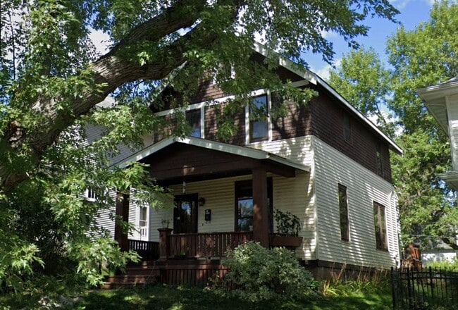 Building Photo - AVAILABLE JUNE - 3 Bed 1 Bath w/ Bonus Attic Hangout