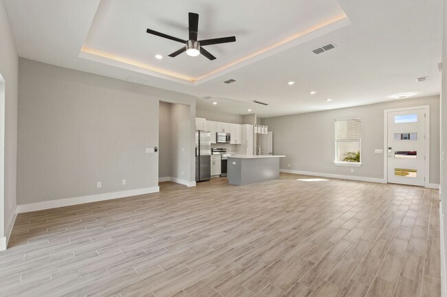 Building Photo - 123 Tulip Ln