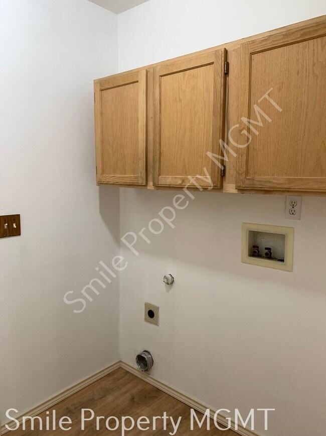 Building Photo - single house