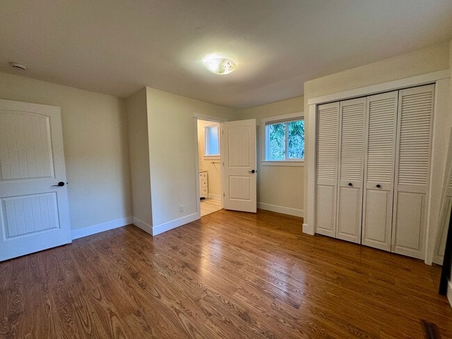 Building Photo - Location Location Location....plus a darling one story cottage