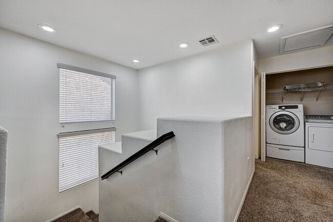 Building Photo - Beautiful 3 Bedroom + Loft - SOLAR INCLUDED!