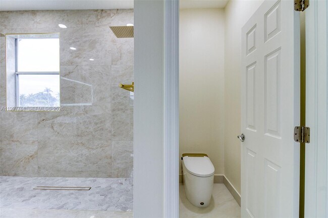 Building Photo - 5363 SW 38th Ave