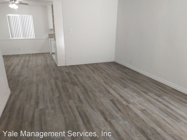 Building Photo - 18553-18563 Clark St