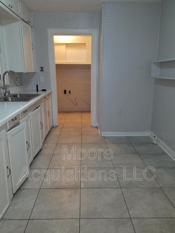 Building Photo - 221 Leonard Dr