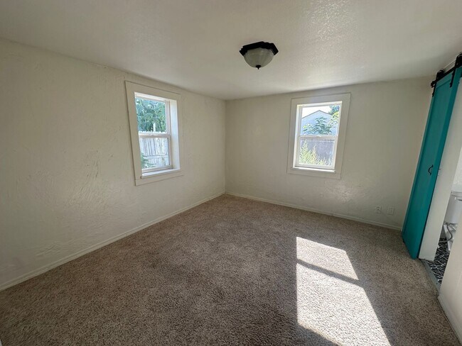 Building Photo - Attached one car garage! Pet Friendly!