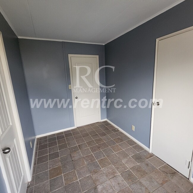 Building Photo - 210 Lindenwood-