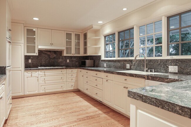 Building Photo - Expansive 6 Bed, 3.5 Bath Executive Home i...