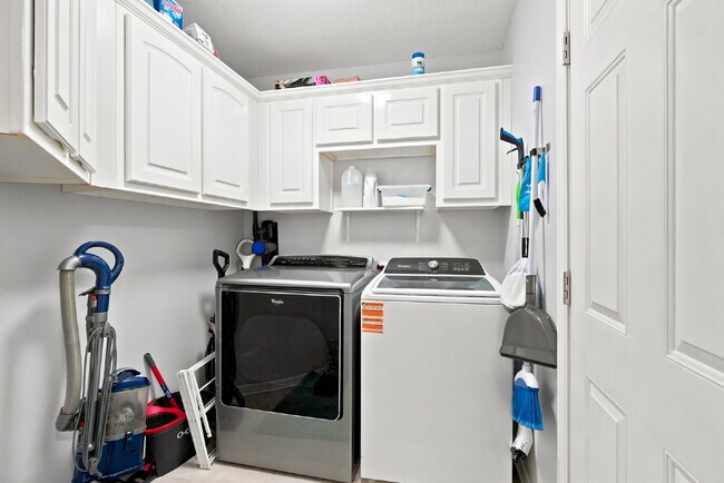Building Photo - "Charming Pet Friendly 4-Bed Oasis in South Crestview with $500.00 Off First Full Months Rent!"